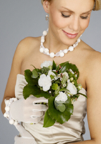 Bride wearing white Ulpukka necklace